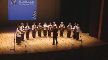 Śpiewający seniorzy na scenie Filharmonii