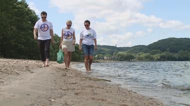 Turyści sprzątali na plaży w Helu, teraz posprzątają Dębki