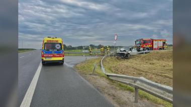 Auto przebiło barierki