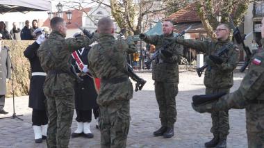 Wojskowa przysięga na wejherowskim rynku