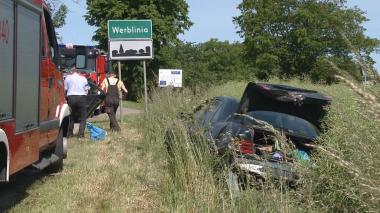 Wypadek w Werblini. Samochód gubił części podczas jazdy