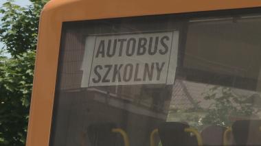 Smutny autobus pełen szczęśliwych dzieci