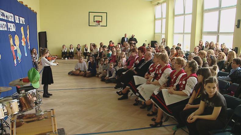 Rodzice wspólnie z dziećmi na Talent Show w Bolszewie