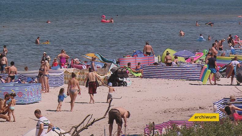 Rozdawali na plaży opaski niezgubki