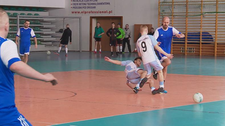 Strażacy sprawdzili się na boisku