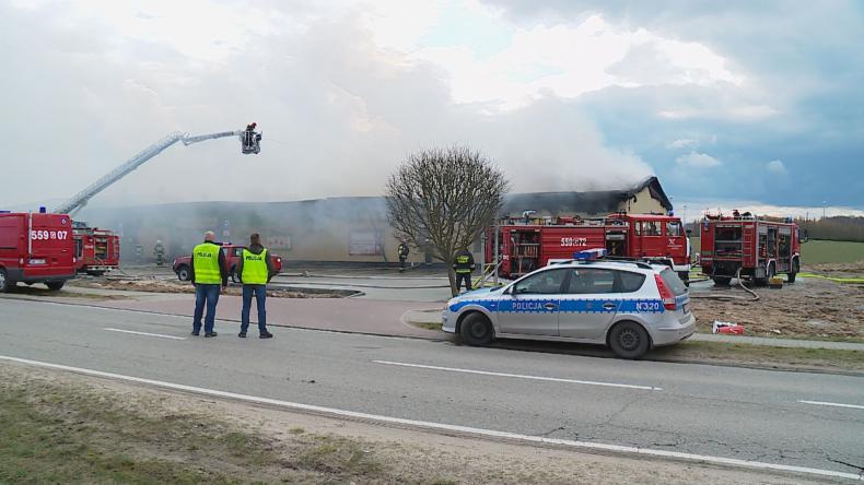 Dwanaście zastępów straży walczyło z pożarem w Gniewinie