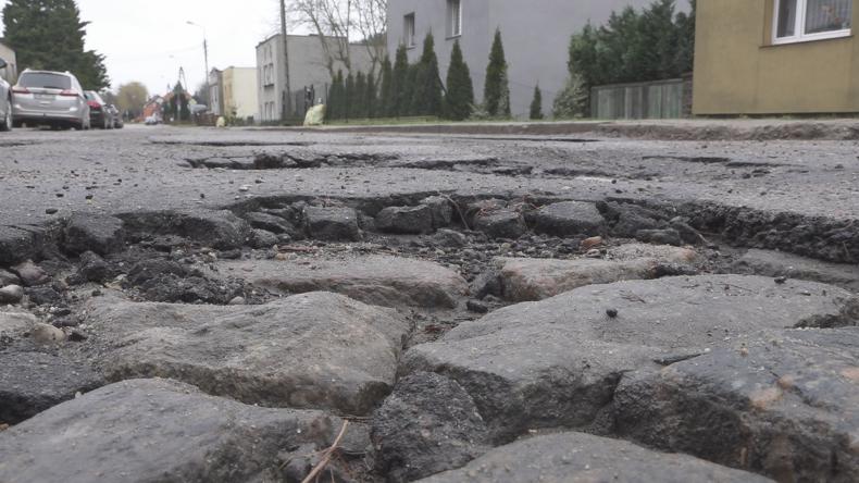 Kierowcy narzekają na dziurawe drogi