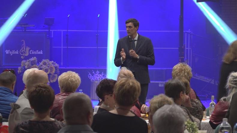 Wspólna zabawa podczas balu seniora