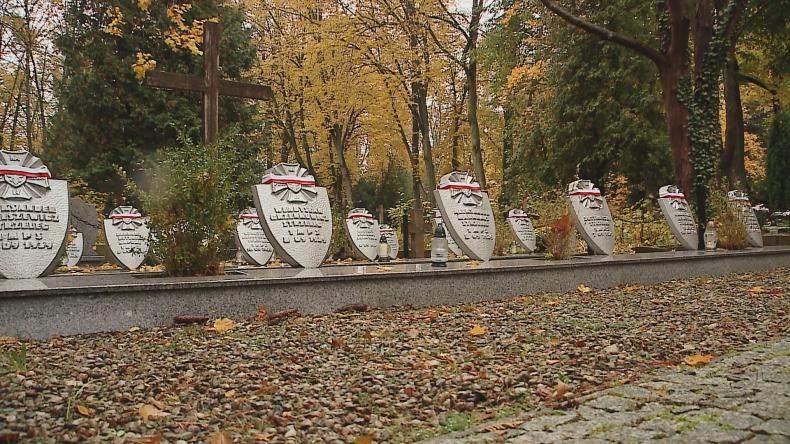 Złożyli kwiaty na starym cmentarzu