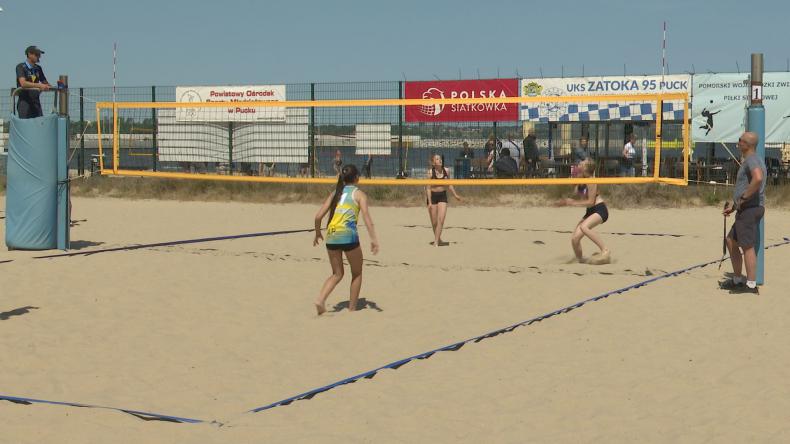 Młode siatkarki rywalizowały na plaży w Pucku