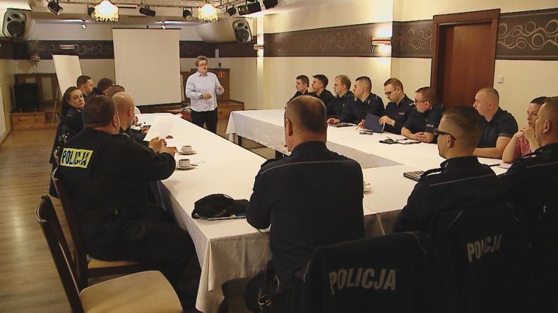 Policjanci i pomoc społeczna przeciwko przemocy