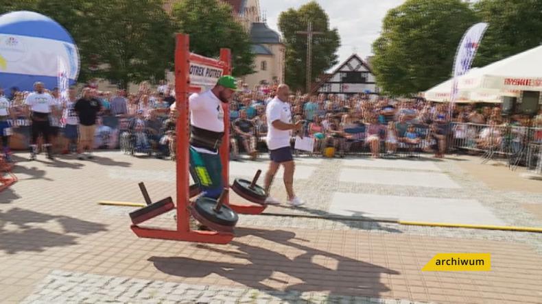 Strongmani zmierzą się na plaży w Dębkach
