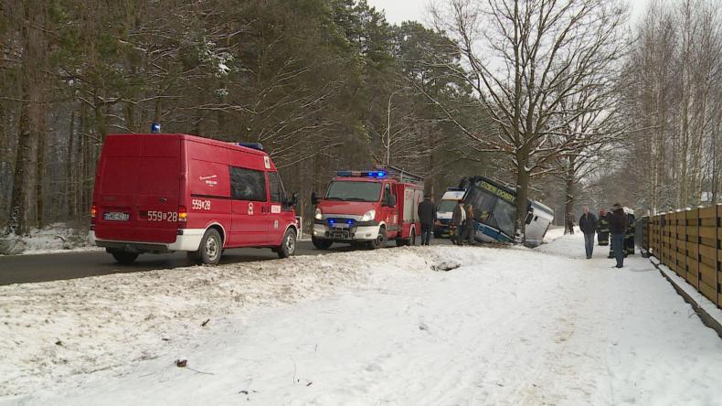 Autobus w rowie i zderzenie w Gościcinie – ślisko na drogach