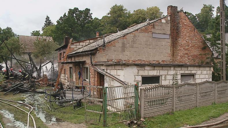 Stodoła w ogniu, po sąsiedzku dom