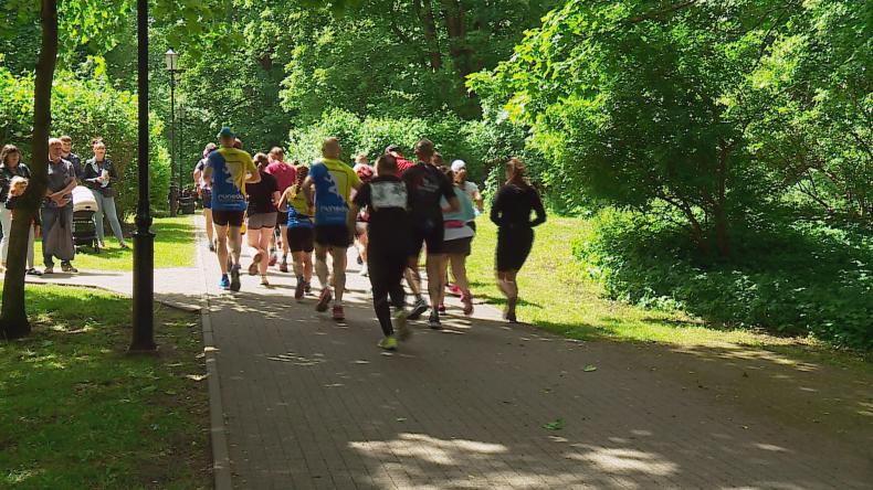Biegali i trenowali, aby pomóc Karolowi