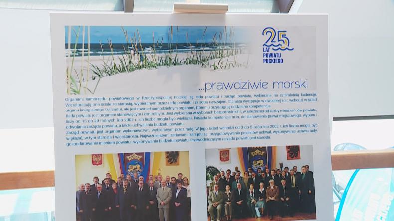 Wystawa poświęcona 25-leciu powiatu puckiego