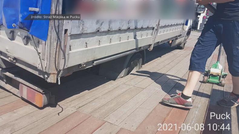 Puckie molo zniszczył dostawczak