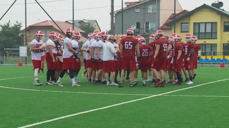 Czołowi futboliści trenują na rumskiej murawie