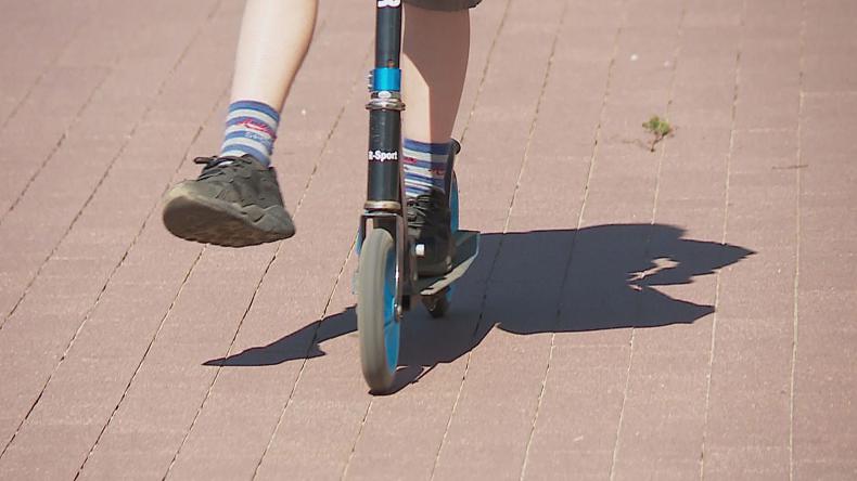 Z hulajnogi i roweru korzystaj z głową