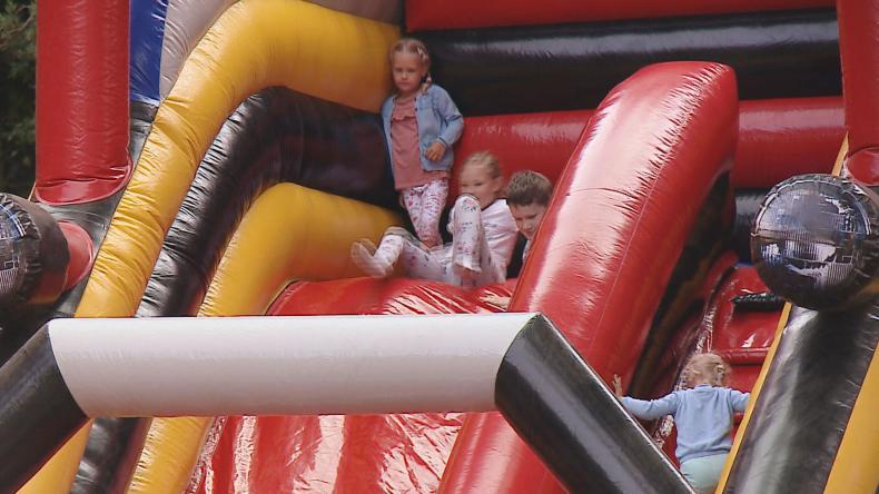 Powitali lato rodzinnym piknikiem nad jeziorem