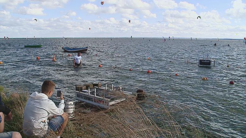 Siłacze po kolana w wodzie