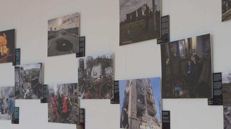 Okrucieństwo wojny na Ukrainie pokazane na wystawie w Brukseli