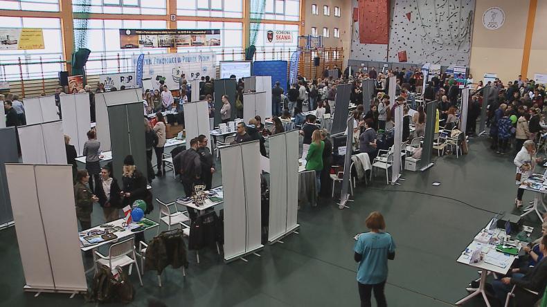 Kilkudziesięciu wystawców na Dniu Zawodowca