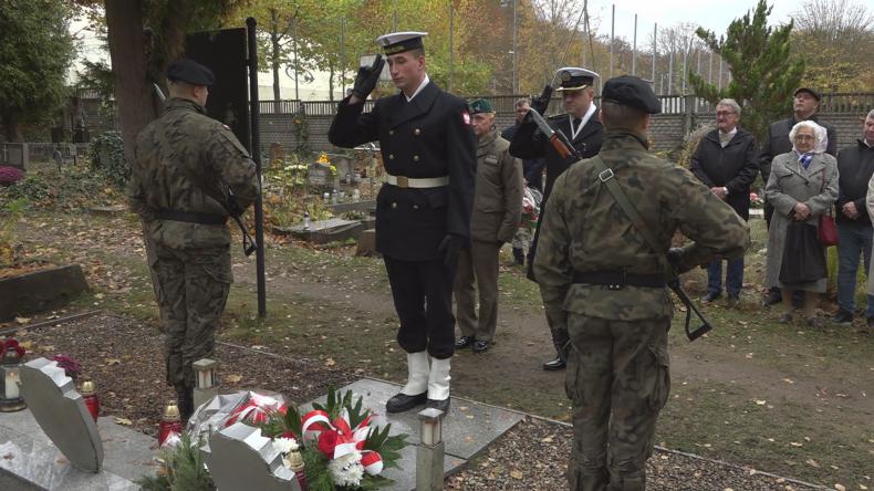 Złożyli kwiaty na wejherowskim cmentarzu