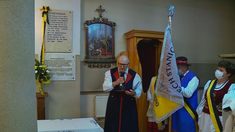 Tablica z „Ojcze nasz” po kaszubsku