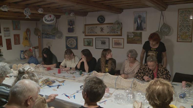 Wyjątkowe bombki powstają w Helu