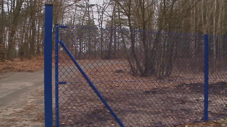 Płot w środku lasu. Wojsko zamyka drogę