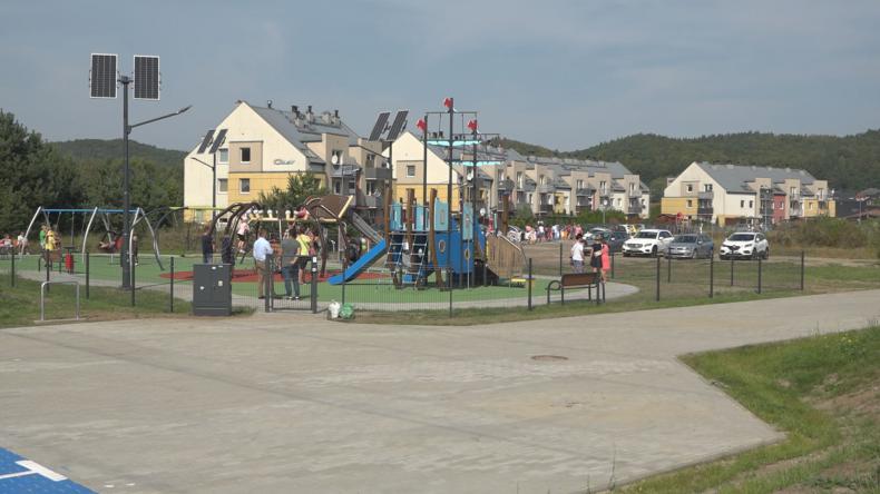 Nowy redzki plac zabaw już otwarty