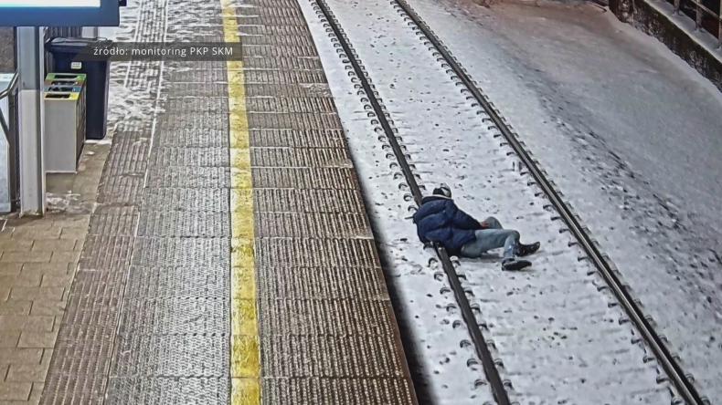 Spadł na tory – uratowali go w ostatniej chwili