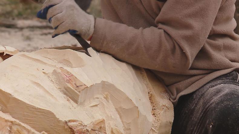 Rzeźbią w drewnie, duchy tematem przewodnim