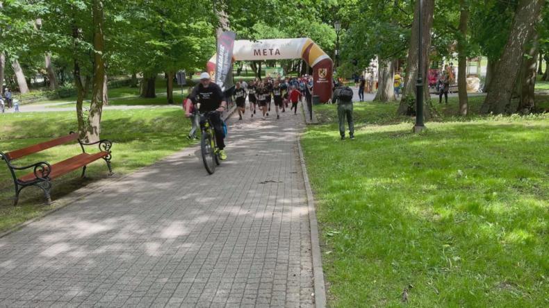 Biegali i trenowali, aby pomóc Karolowi