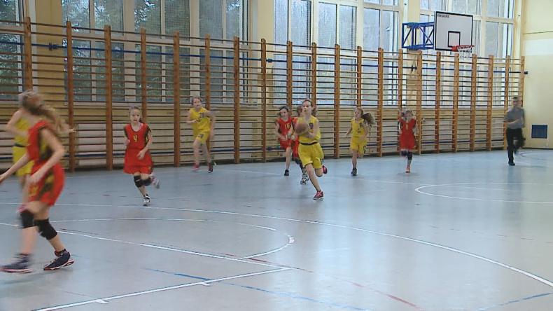 Basket-Ósemka z mikołajkową rozrywką dla dziewcząt