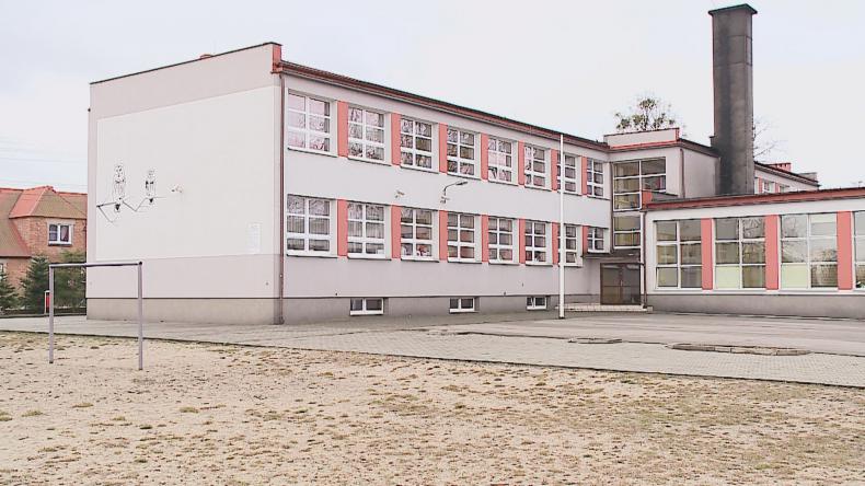 Ciężki sprzęt wjeżdża do szkoły