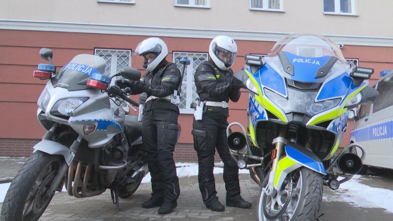 Policjantki gotowe do pełnienia służby na motocyklach