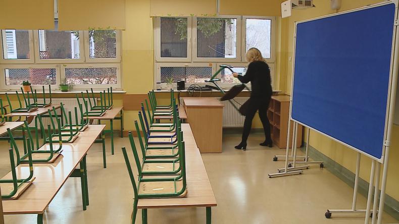 Najmłodsze roczniki po feriach wrócą do szkół