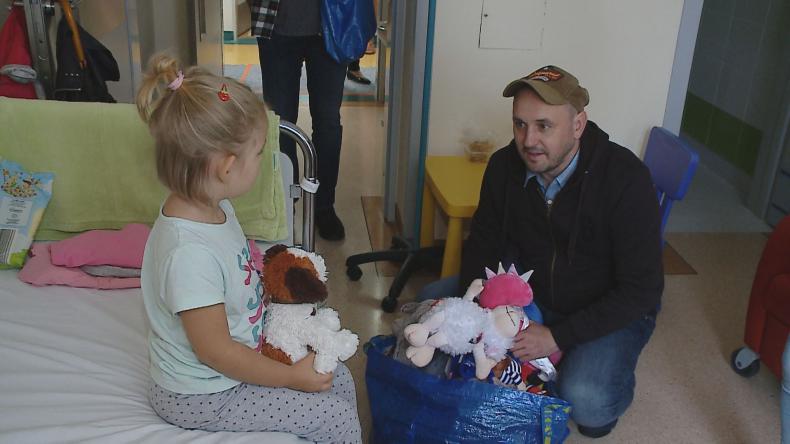 Adam Woronowicz odwiedził małych pacjentów