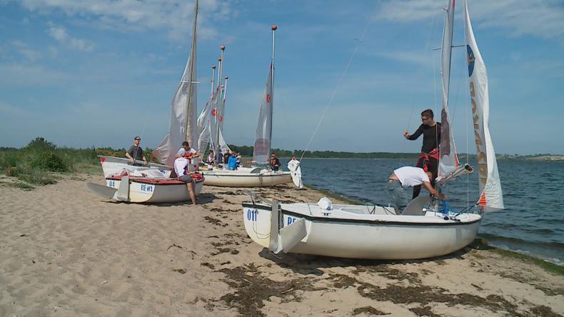 Rewę opanowały trójkątne białe żagle