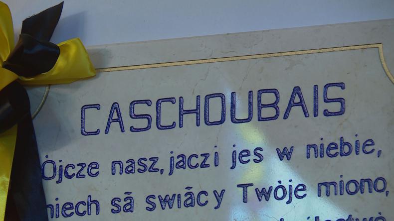 Tablica z „Ojcze nasz” po kaszubsku