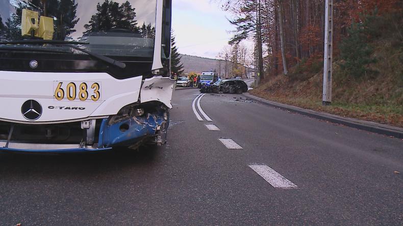 O krok od tragedii, zderzenie autobusu z osobówką