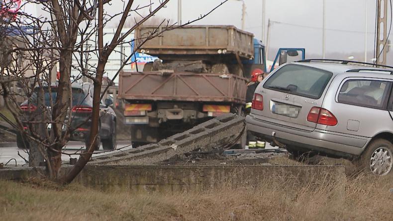 Wypadł z drogi, uderzył w słup i stracił prawo jazdy