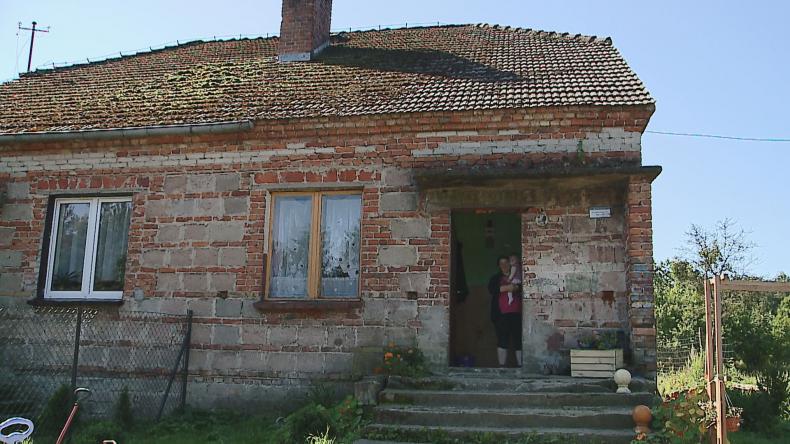 Dziurawy dach zalewa pokoje dzieciom