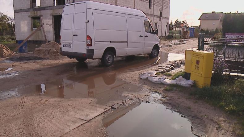 Problematyczna kałuża zniknie z Bolszewa. Gmina poszła na kompromis  z mieszkańcami