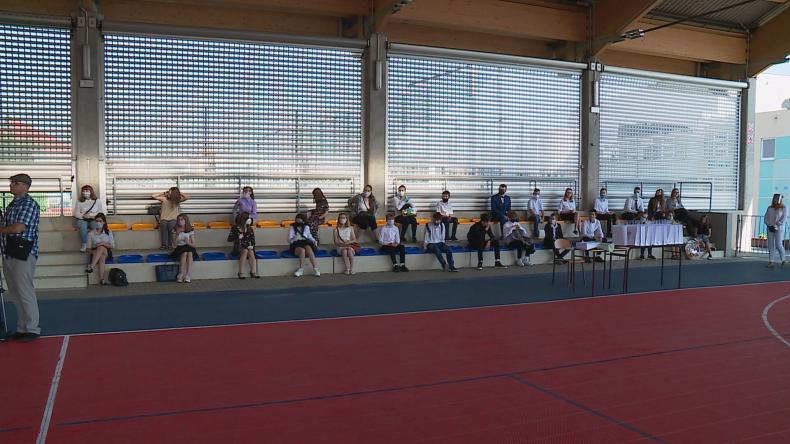 W maseczkach pożegnali mury szkoły