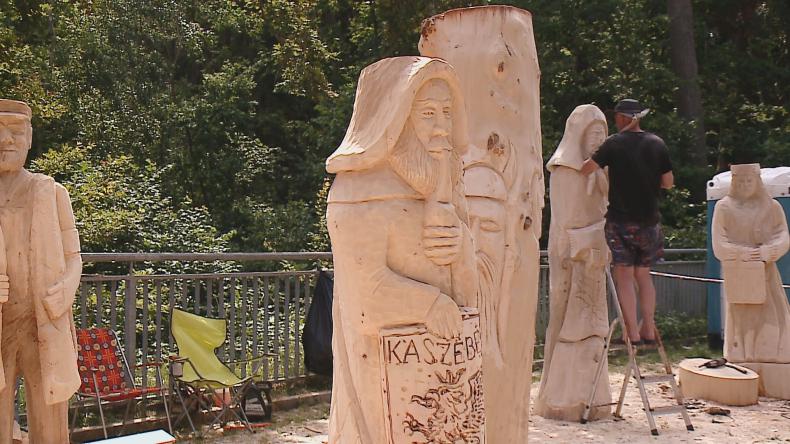 Rzeźby z pleneru ozdobią Dębki