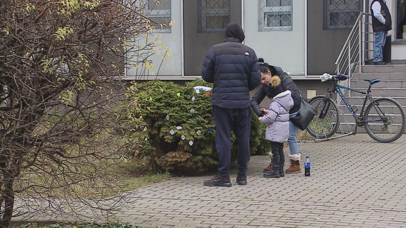 Drzewko z odblaskami przed wejherowską komendą