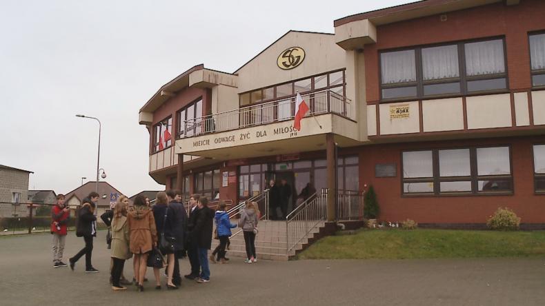 Dyrektor robił zdjęcia uczennicom. Już nie pracuje